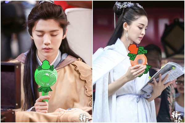 Bên cạnh những chiếc quạt điện công suất lớn thì quạt điện mini cũng là món đồ được các sao Hoa ngữ ưa chuộng. Khi đóng phim vào mùa hè, đây chính là đồ vật bất ly thân của diễn viên Trung Quốc. Bi hai hau truong sao Hoa ngu mac co trang giua mua he hinh anh 2 anh2.jpg