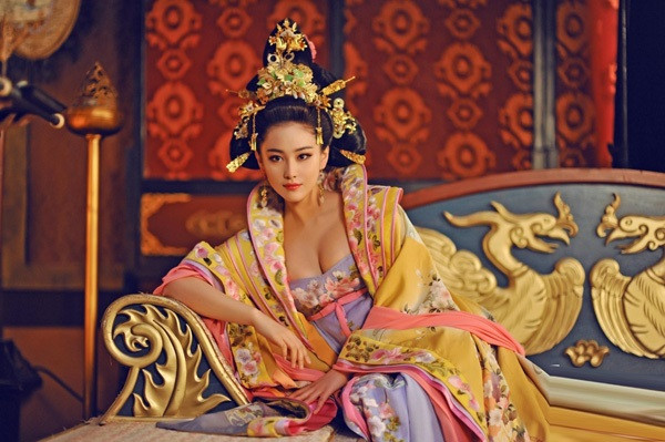 Bí ẩn những bộ trang phục thời nhà Đường: Quý tộc được hở bạo, dân thường phải kín mít - Ảnh 3 Bí ẩn những bộ trang phục thời nhà Đường: Quý tộc được hở bạo, dân thường phải kín mít - Ảnh 3