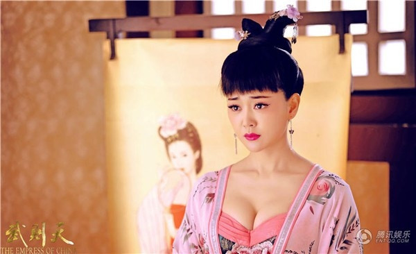 Bí ẩn những bộ trang phục thời nhà Đường: Quý tộc được hở bạo, dân thường phải kín mít - Ảnh 4 Bí ẩn những bộ trang phục thời nhà Đường: Quý tộc được hở bạo, dân thường phải kín mít - Ảnh 4