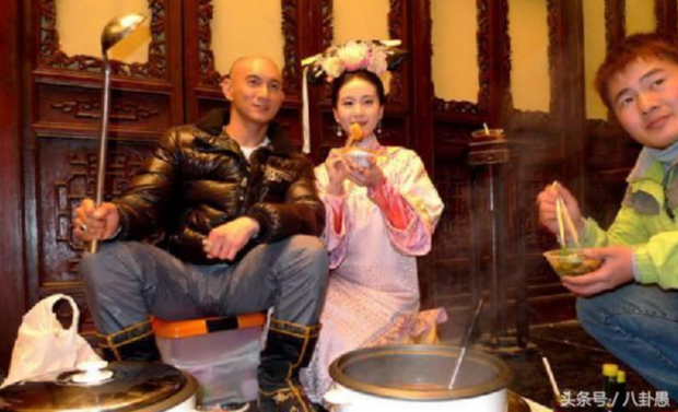 Bộ phim truyền hình đình đám một thời - Bộ bộ kinh tâm cũng được khởi quay vào mùa đông. Các diễn viên cùng ê-kíp sản xuất đã chọn món lẩu để làm ấm cơ thể. Bi hai hau truong sao Hoa ngu mac co trang giua mua he hinh anh 10 screen_shot_2018_01_14_at_143551_1515916589048.png