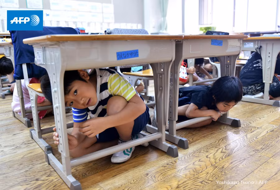 Học sinh Nhật Bản tham gia diễn tập phòng chống động đất. Ảnh: AFP