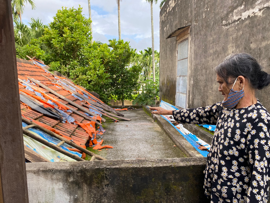 Mái ngói nhà bà Phan Thị Ha đã bị xuống cấp nên bị dột mỗi khi mưa lớn. Mái ngói nhà bà Phan Thị Ha đã bị xuống cấp nên bị dột mỗi khi mưa lớn.
