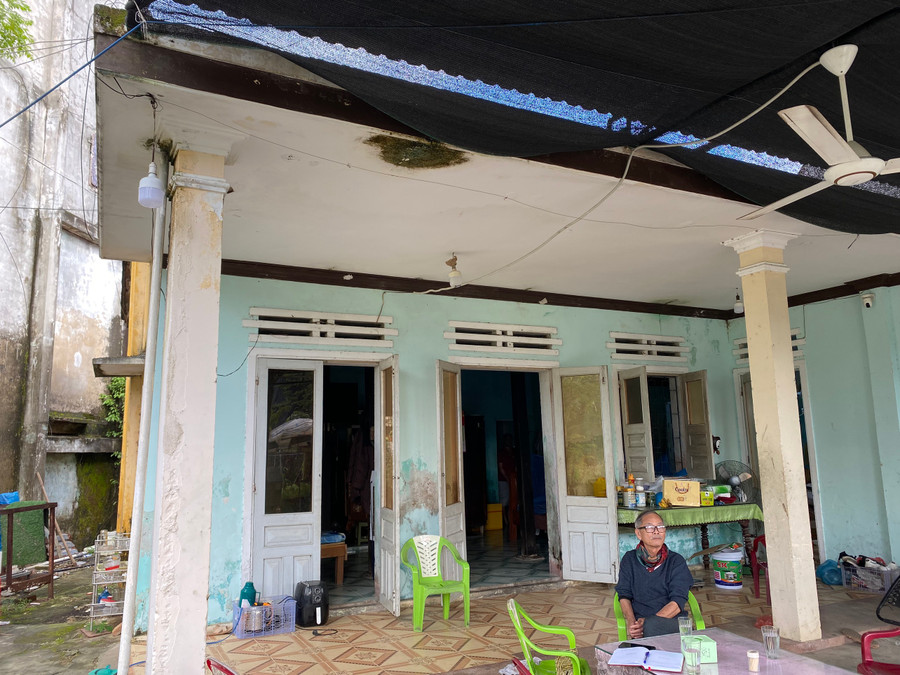 Nhiều nhà xuống cấp, ẩm thấp nhưng không được sửa chữa. Nhiều nhà xuống cấp, ẩm thấp nhưng không được sửa chữa.