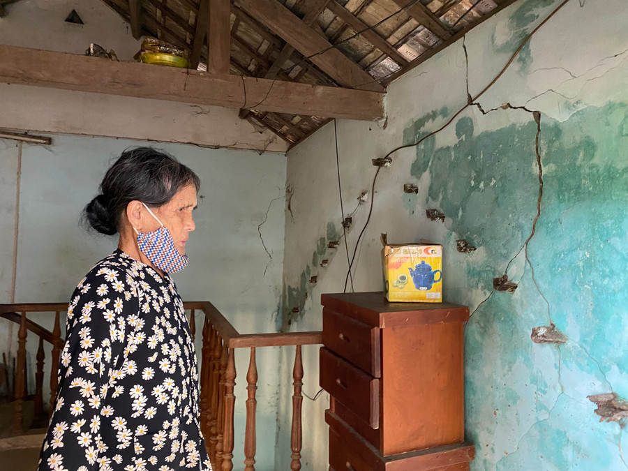 Ngôi nhà bà Ha bị nứt toác nhiều nơi nhưng vẫn chưa sửa chữa do nằm trong vùng quy hoạch. Ngôi nhà bà Ha bị nứt toác nhiều nơi nhưng vẫn chưa sửa chữa do nằm trong vùng quy hoạch.