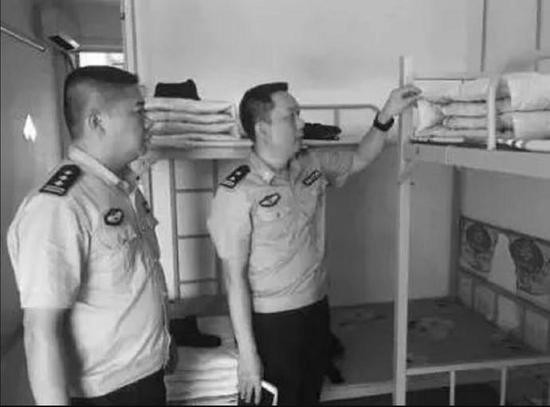 Cảnh sát điều tra hiện trường vụ án.