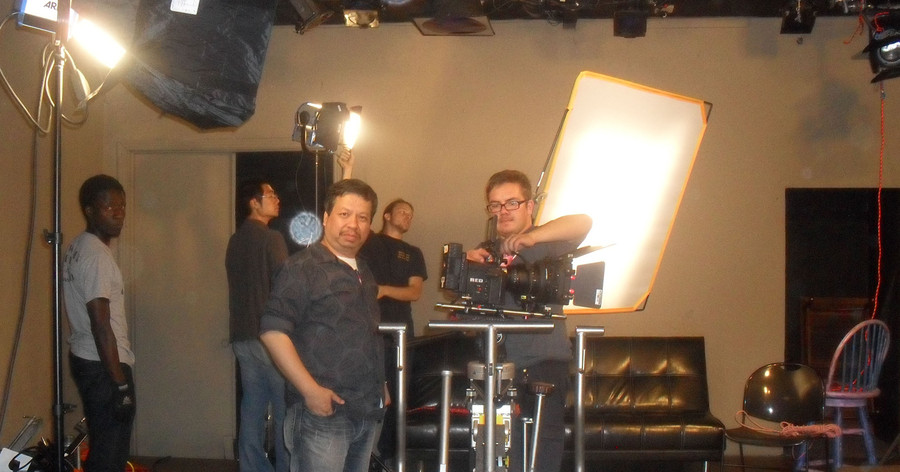 Đạo diễn, NSƯT Bùi Trung Hải trao đổi với diễn viên khi làm phim &apos;David and Luisa&apos;.