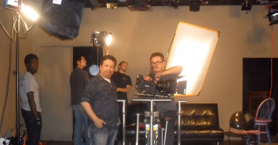 Đạo diễn, NSƯT Bùi Trung Hải trao đổi với diễn viên khi làm phim 'David and Luisa'.