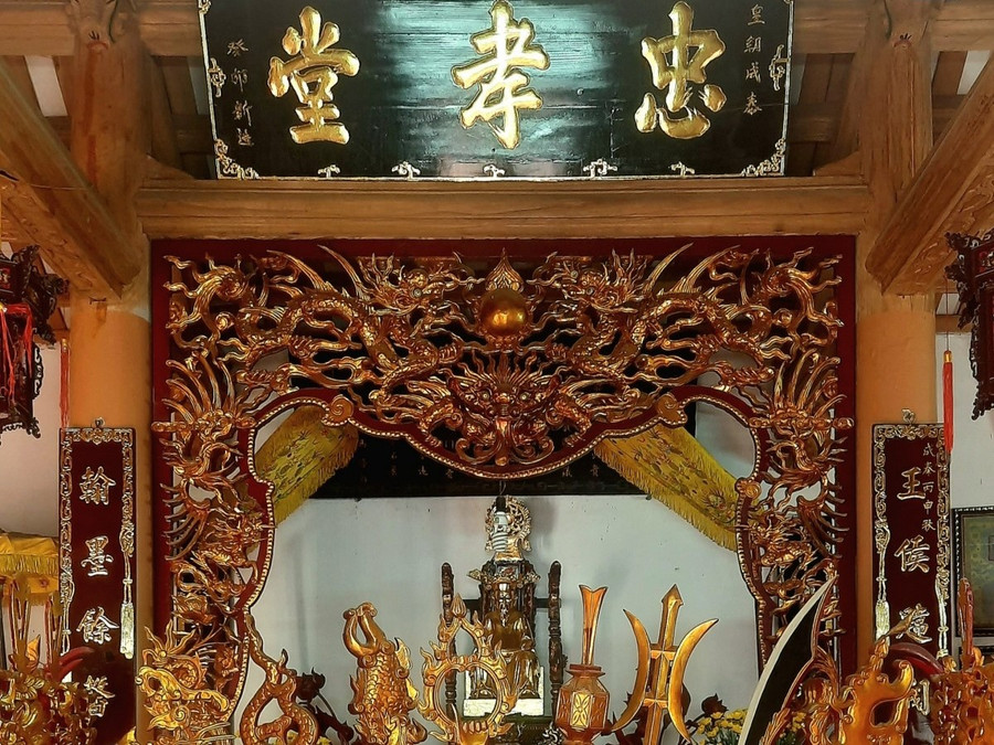 Tại nhà thờ họ Phùng Văn hiện còn lưu giữ một số tư liệu cổ về sự nghiệp của các nhà khoa bảng trong họ.