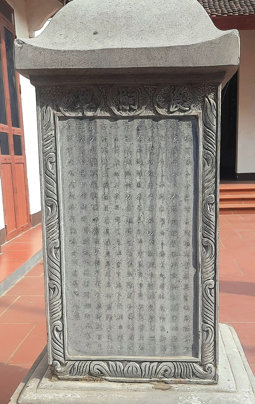 Bia khắc những lời răn dạy con cháu của quan Tham nghị Phùng Khoa Hân.