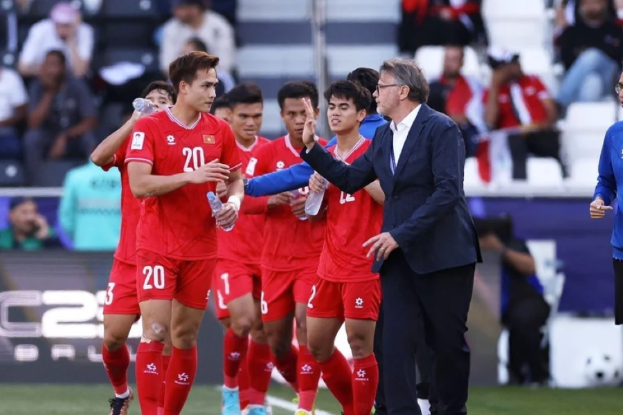 Trung vệ Việt Anh thi đấu nổi bật dưới trướng HLV Philippe Troussier tại Asian Cup 2023. Trung vệ Việt Anh thi đấu nổi bật dưới trướng HLV Philippe Troussier tại Asian Cup 2023.