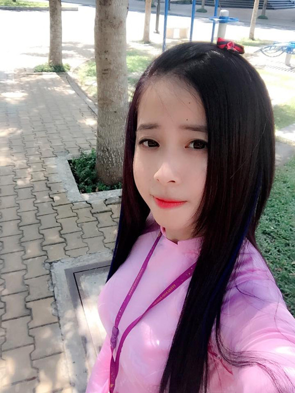 Hình ảnh giản dị của hot girl làng võ ở trường học