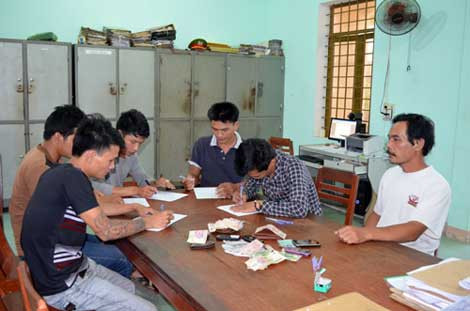 Đối tượng và tang vật tại Công an huyện Nghĩa Hành. Đối tượng và tang vật tại Công an huyện Nghĩa Hành.