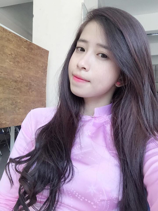 Hình ảnh giản dị của hot girl làng võ ở trường học