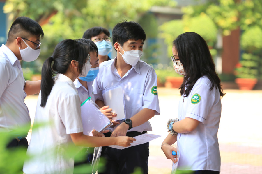 Thí sinh trao đổi sau khi kết thúc bài thi môn Ngữ văn kỳ thi tuyển sinh vào lớp 10 năm học 2022 - 2023 tại TPHCM. Ảnh: INT Thí sinh trao đổi sau khi kết thúc bài thi môn Ngữ văn kỳ thi tuyển sinh vào lớp 10 năm học 2022 - 2023 tại TPHCM. Ảnh: INT