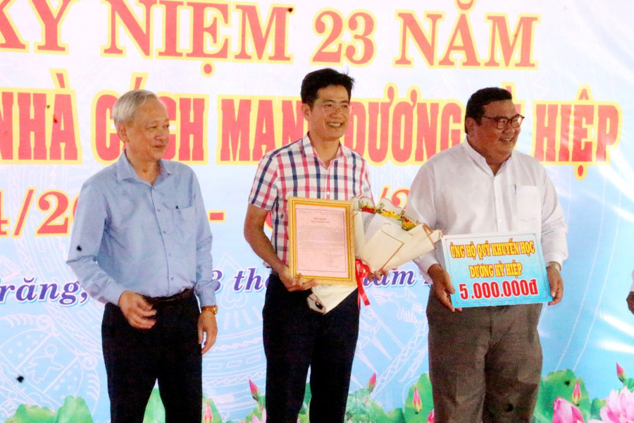 Nhà hảo tâm đồng hành cùng Quỹ khuyến học Dương Kỳ Hiệp. Nhà hảo tâm đồng hành cùng Quỹ khuyến học Dương Kỳ Hiệp.