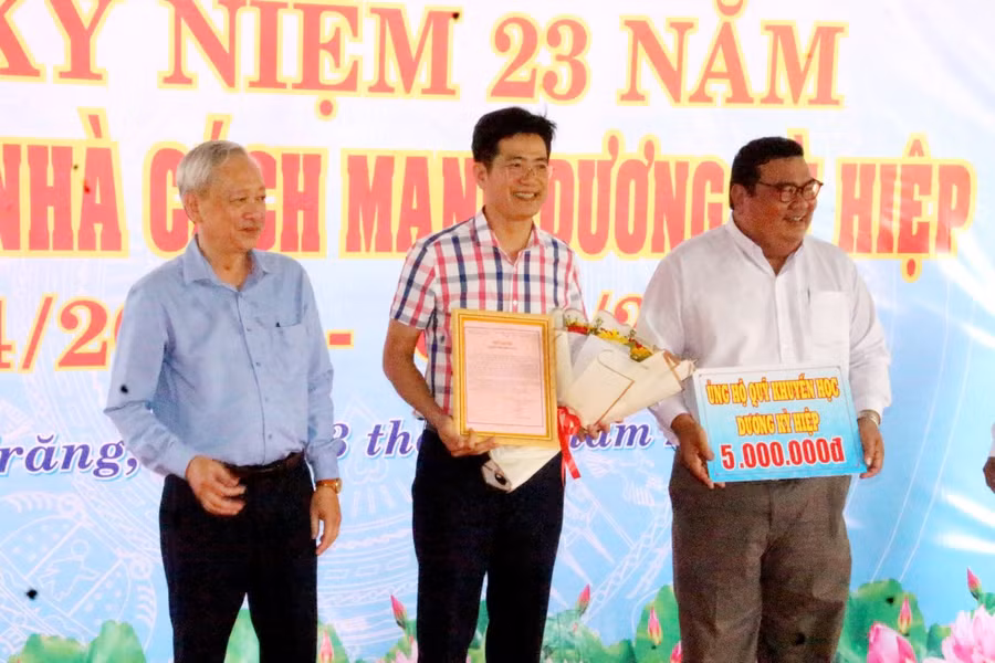 Nhà hảo tâm đồng hành cùng Quỹ khuyến học Dương Kỳ Hiệp.