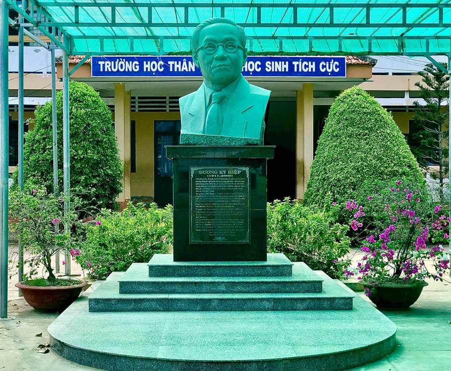 Tượng nhà cách mạng Dương Kỳ Hiệp tại Trường THCS - THPT Dương Kỳ Hiệp (huyện Long Phú, Sóc Trăng). Tượng nhà cách mạng Dương Kỳ Hiệp tại Trường THCS - THPT Dương Kỳ Hiệp (huyện Long Phú, Sóc Trăng).