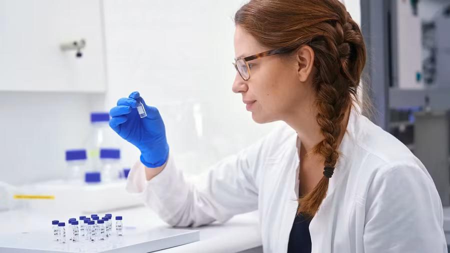 Tiến sĩ Barbara Huber làm việc trong phòng thí nghiệm.