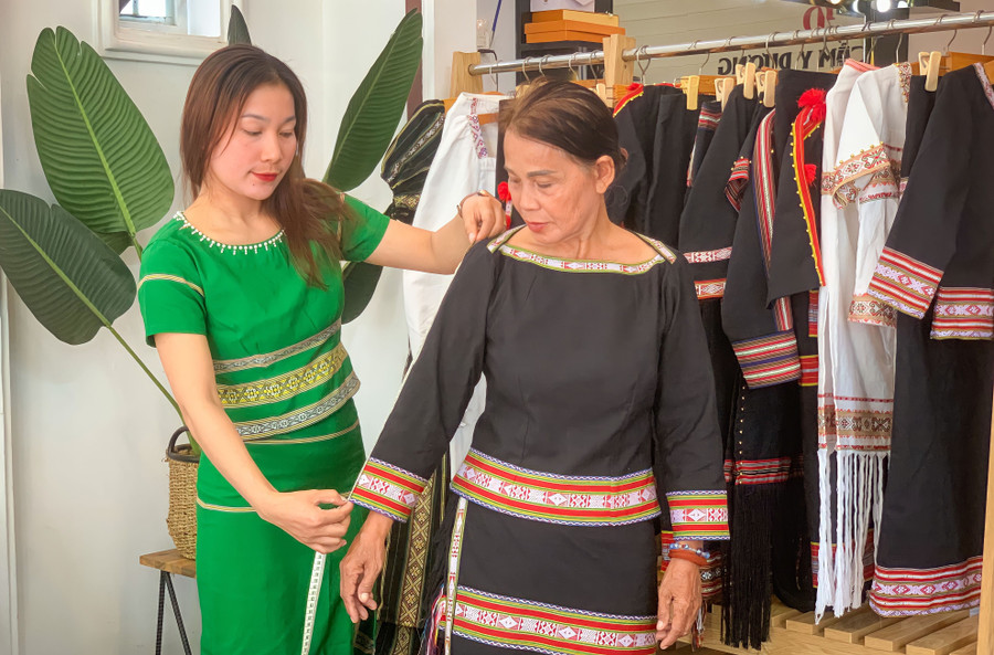 Nhiều người tìm đến chị Y Dương để may những bộ trang phục thổ cẩm. Nhiều người tìm đến chị Y Dương để may những bộ trang phục thổ cẩm.