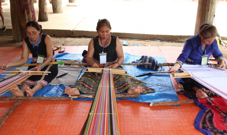 Những nghệ nhân tham gia Liên hoan Sắc màu thổ cẩm thành phố Kon Tum. Những nghệ nhân tham gia Liên hoan Sắc màu thổ cẩm thành phố Kon Tum.