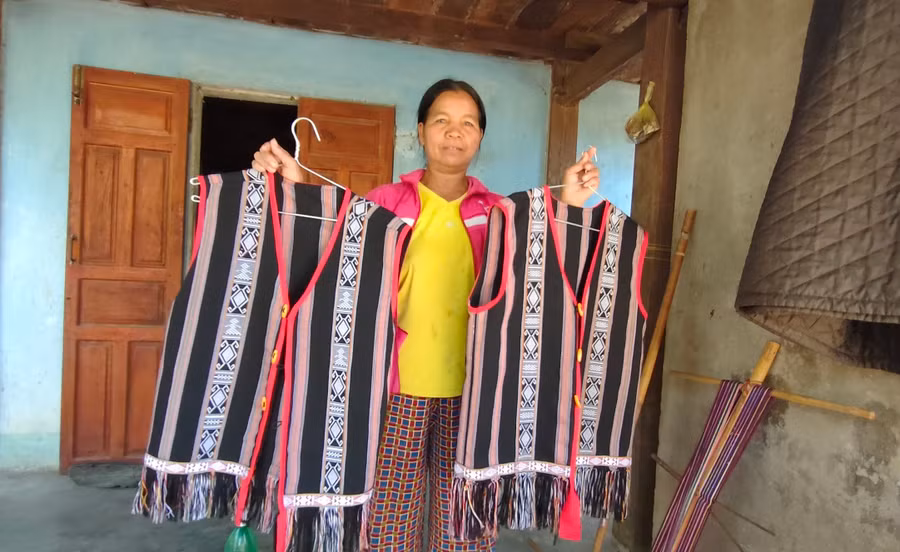 Những sản phẩm thổ cẩm được già Y Mứk tỉ mẩn dệt trong nhiều ngày.