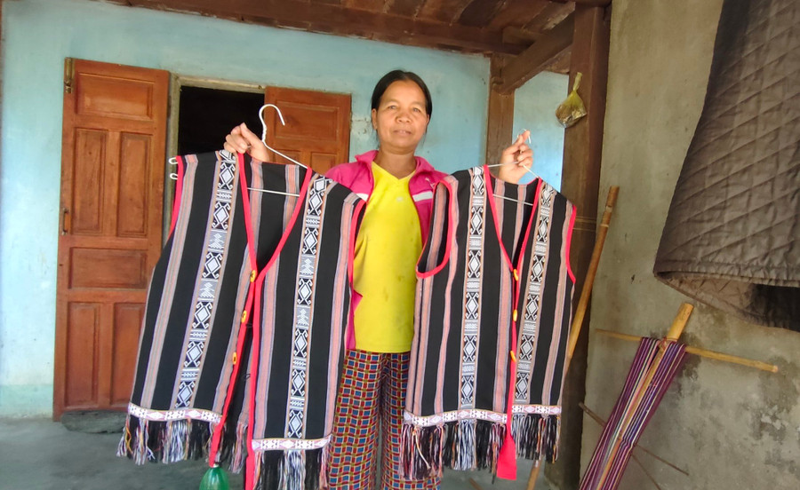 Những sản phẩm thổ cẩm được già Y Mứk tỉ mẩn dệt trong nhiều ngày. Những sản phẩm thổ cẩm được già Y Mứk tỉ mẩn dệt trong nhiều ngày.