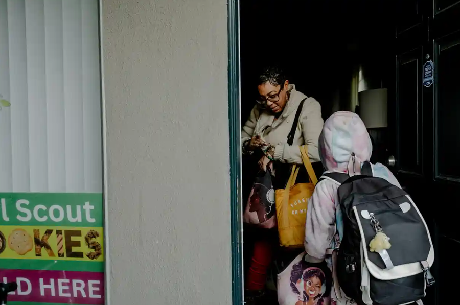 Nữ giáo viên Gray gặp nhiều khó khăn.