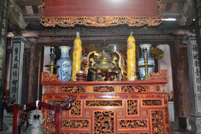 Ban thờ trong đình làng La Mai (Hoa Lư - Ninh Bình) - nơi thờ Thành hoàng và các vị tiên hiền. Ban thờ trong đình làng La Mai (Hoa Lư - Ninh Bình) - nơi thờ Thành hoàng và các vị tiên hiền.