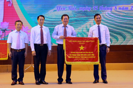 Ông Dương Văn Tiến trao tặng Cờ thi đua của Bộ GD&ĐT cho Sở GD&ĐT Yên Bái
