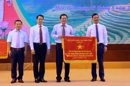 Ông Dương Văn Tiến trao tặng Cờ thi đua của Bộ GD&ĐT cho Sở GD&ĐT Yên Bái