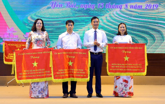 Ông Dương Văn Tiến trao tặng Cờ thi đua của UBND tỉnh cho các đơn vị dẫn đầu phong trào thi đua trong năm học 2018 - 2019. Ảnh: Việt Hà