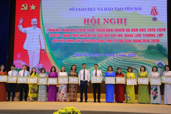 Ông Dương Văn Tiến trao tặng bằng khen cho các cá nhân. Ảnh: Việt Hà