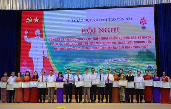 Ông Vương Văn Bằng khen tặng các tập thể và cá nhân có thành tích xuất sắc trong năm học. Ảnh: Việt Hà