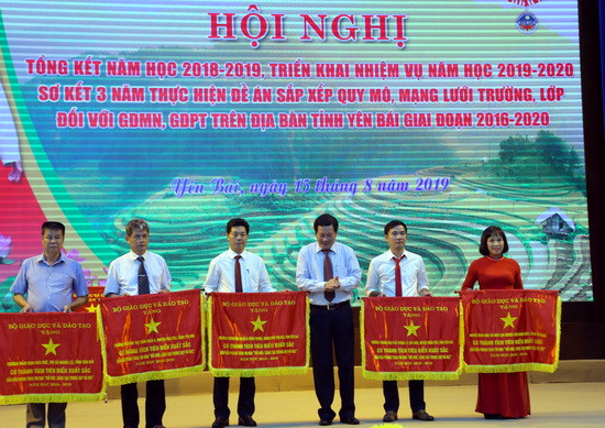 Ông Vương Văn Bằng trao tặng cờ thi của Bộ GD&ĐT cho các đơn vị. Ảnh: Việt Hà