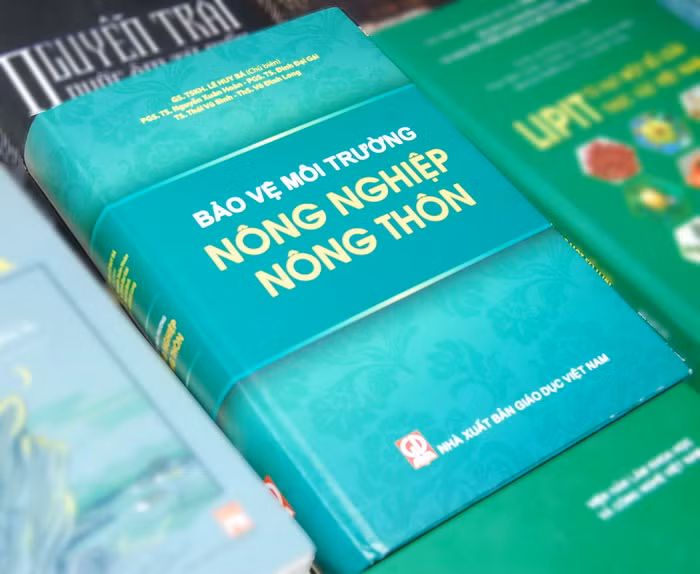 Cuốn “Bảo vệ môi trường nông nghiệp nông thôn” đạt giải B