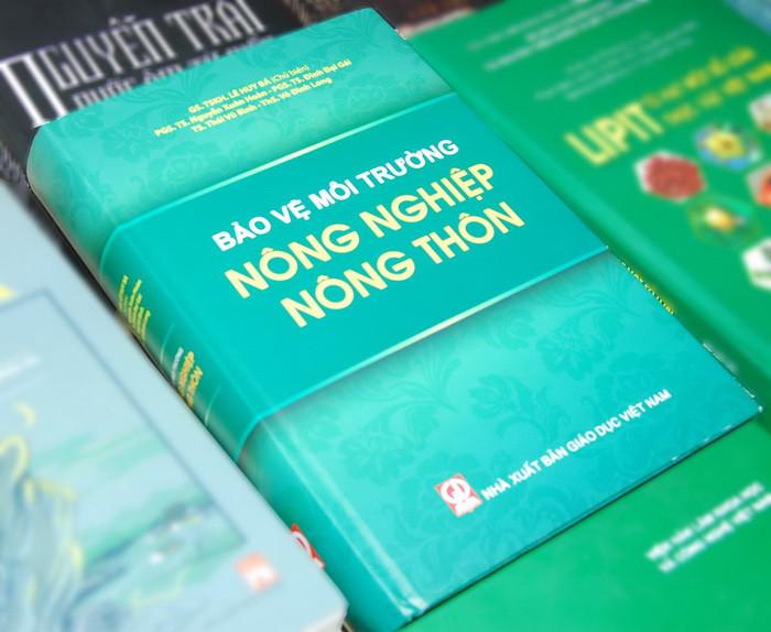 Cuốn “Bảo vệ môi trường nông nghiệp nông thôn” đạt giải B Cuốn “Bảo vệ môi trường nông nghiệp nông thôn” đạt giải B