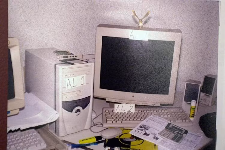 Anthony và nam sinh 15 tuổi liên lạc qua máy tính để không bị phát hiện.