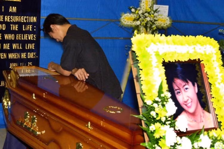 Anthony đau khổ trong tang lễ của vợ, Annie.