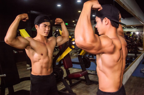 Bài tập giúp cơ ngực vạm vỡ của 9X đẹp trai - Ảnh 1 Bai tap giup co nguc vam vo cua 9X dep trai - Anh 1