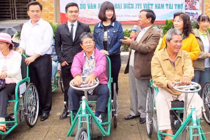 Cả ngàn người khuyết tật, người nghèo được tặng xe lăn, thẻ BHYT