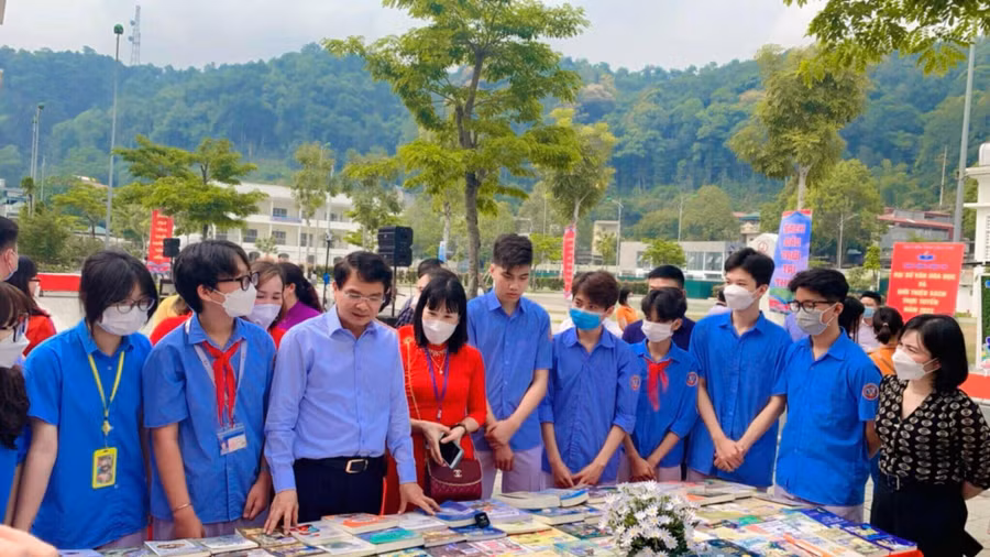 Ông Đặng Xuân Phong, Bí thư tỉnh ủy Lào Cai (thứ ba từ trái sang) tham dự Lễ phát động Ngày Sách và Văn hóa đọc Việt Nam lần thứ I năm 2022. 