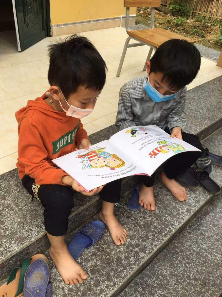 Nhà văn tặng sách cho học sinh vùng khó ảnh 3