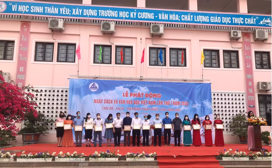 Trao bằng khen cho các đơn vị, cá nhân đã ủng hộ hoạt động phát triển văn hóa đọc tại Lào Cai