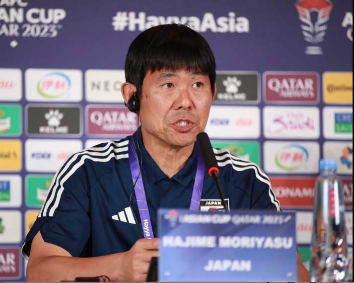 HLV Hajime Moriyasu của Nhật Bản dành sự tôn trọng cho thầy trò HLV Philippe Troussier. HLV Hajime Moriyasu của Nhật Bản dành sự tôn trọng cho thầy trò HLV Philippe Troussier.