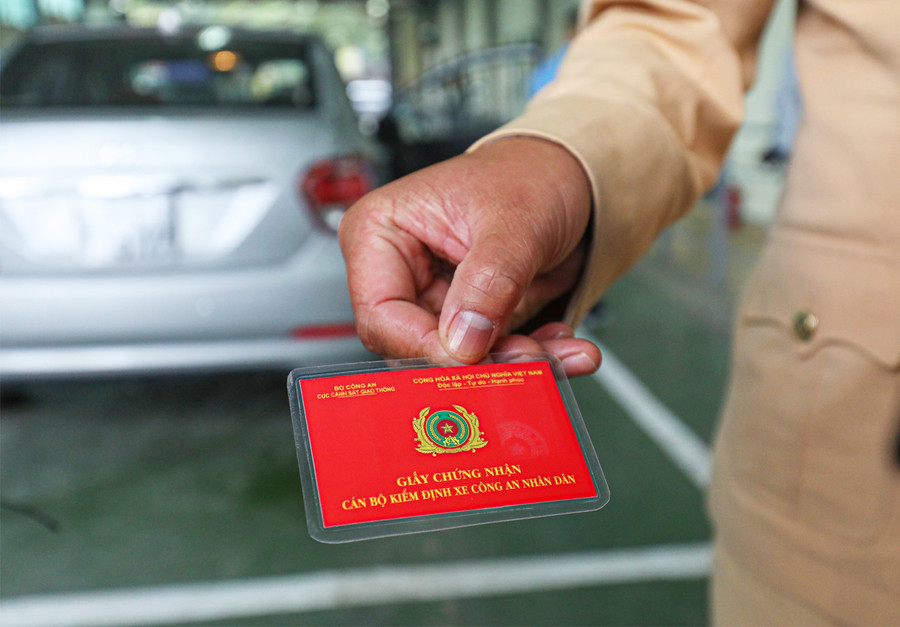 Các cán bộ, chiến sĩ CSGT được điều động hỗ trợ cho các trung tâm đăng kiểm đều có giấy chứng nhận cán bộ kiểm định xe Công an nhân dân.