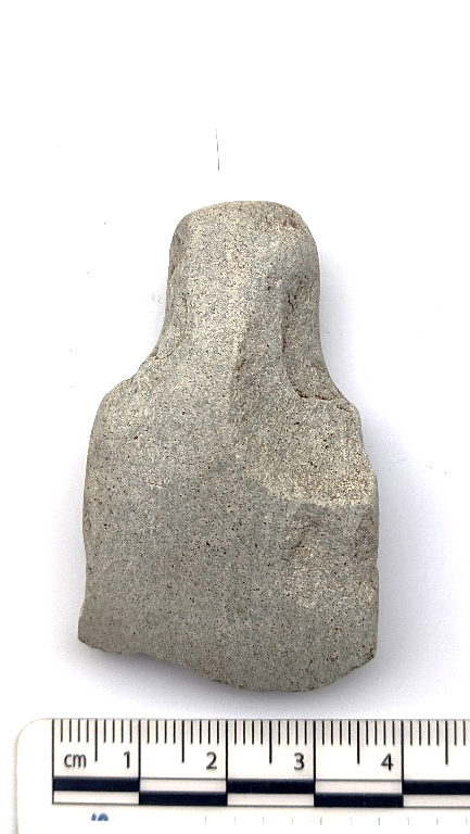 Rìu/bôn đá thu được tại hố khai quật.