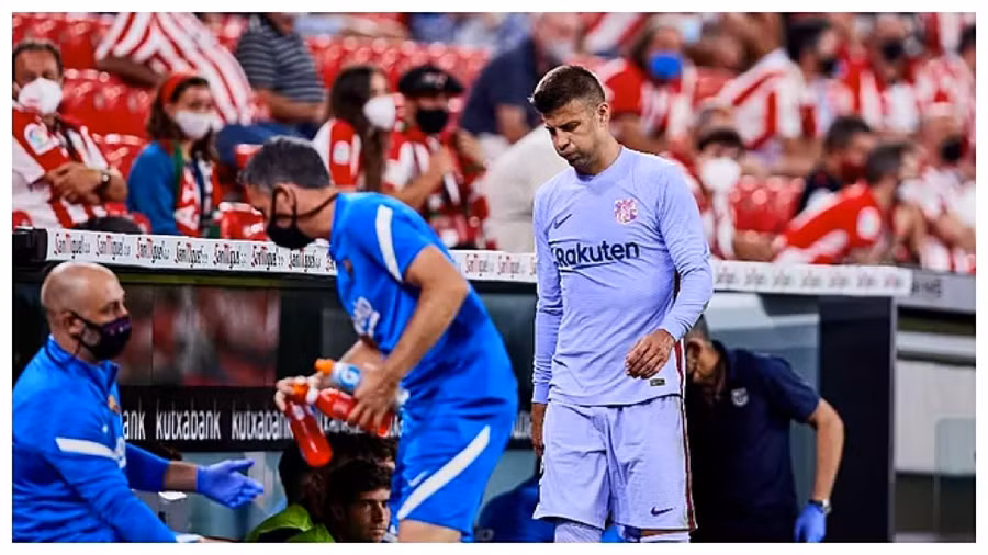 Trung vệ trụ cột Barca tập tễnh rời sân.