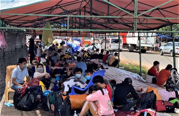 Người dân dừng nghỉ tại chốt kiểm dịch cầu 110 trên tuyến Quốc lộ 14. 