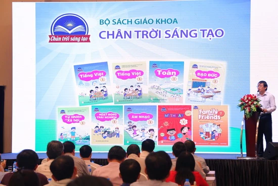 Bộ sách “Chân trời sáng tạo” được ông Lê Hồng Sơn công bố và giới thiệu. Ảnh: Việt Hà