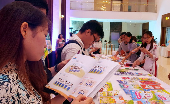 Giáo viên tham khảo các bộ SGK lớp 1 được NXB Giáo dục Việt Nam giới thiệu tại hội thảo. Ảnh Việt Hà Giáo viên tham khảo các bộ SGK lớp 1 được NXB Giáo dục Việt Nam giới thiệu tại hội thảo. Ảnh Việt Hà